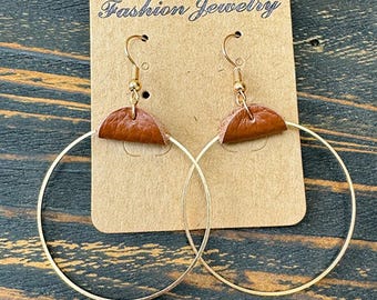 Pendientes de aro de cuero dorado