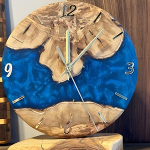 Horloge de bureau faite main en bois d'olivier, résine époxy bleue, décoration rustique