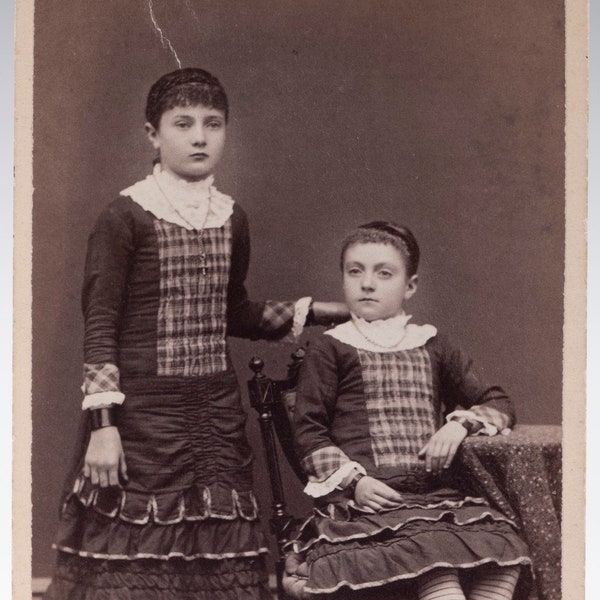 Victorian Carte De Visite CDV: 2 sisters photography Wormell Artist Continental Gallery Burlington, VT