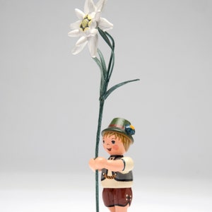 German flower children boy with white star flower (Blossom Kinder) Volkskunst Hubrig Erzgebirge folk art hand painted made in Germany
