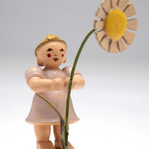 Vintage Wendt & Kühn girl (Blossom Kinder) with daisy  flower by Wendt and Kühn Erzgebirge folk art hand painted made in Germany