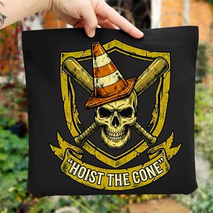 Imagem PNG de um cone de trânsito com caveira, design engraçado para camiseta de operário da construção civil, disponível para download por sublimação.