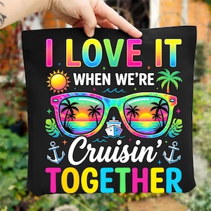 Może przedstawiać: Czarna torba z kolorową grafiką. Projekt zawiera tekst "I LOVE IT WHEN WE'RE Cruisin' TOGETHER" z okularami przeciwsłonecznymi, zachodem słońca, palmami, słońcem, statkiem wycieczkowym i kotwicami.