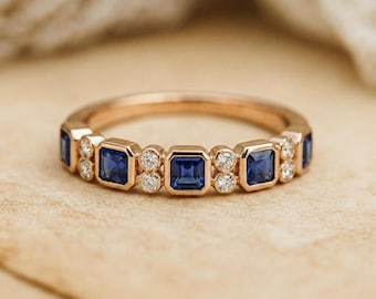 Anello con moissanite e zaffiro, fede nuziale con zaffiro, anello dell'eternità con zaffiro blu, fascia vintage con moissanite, anello con pietra portafortuna di settembre