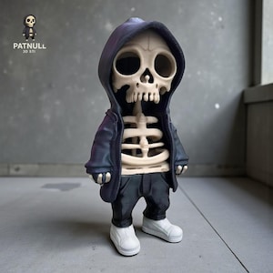 Może przedstawiać: Figurka szkieletu w ciemnoniebieskiej kurtce z kapturem, czarnych spodniach i białych trampkach. Szkielet ma duże, okrągłe oczodoły i widoczną klatkę piersiową. Tekst "PATNULL 3D STI" jest widoczny po lewej stronie obrazu.