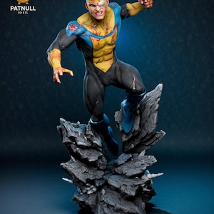Op de afbeelding: Gedetailleerd beeldje van een superheld in een dynamische pose, staand op een rotsachtige basis. Het figuur draagt een blauw, geel en zwart pak, met zichtbare gevechtswonden. Het gezicht van het figuur toont een vastberaden uitdrukking. De basis is grijs en getextureerd.
