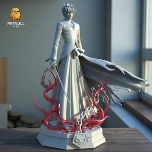 Op de afbeelding: Een gedetailleerd 3D-geprint beeldje van een personage in een lange witte jas en rok, met een zwaard. Het beeldje staat op een witte basis met rode, vlamachtige accenten en een zilveren ketting. Het haar van het figuur is stekelig en zilver.