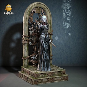 Puede incluir: Figura detallada de un personaje con un vestido largo negro, sosteniendo una cuchilla y una herramienta de múltiples puntas. La figura está frente a un arco con cadenas, sobre una base de piedra. El texto "PATNULL 3D STL" es visible.