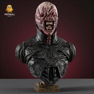 Puede incluir: Busto detallado de un personaje con una cabeza pálida y texturizada y dientes expuestos. La figura tiene la parte superior del cuerpo oscura y texturizada y una base detallada. El busto es un objeto de colección de temática de terror, con el texto "PATNULL 3D STL".