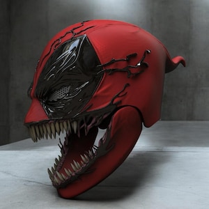 Può includere: Un casco ibrido Deadpool-Venom rosso e nero con la bocca aperta che rivela denti affilati. Il casco presenta un design strutturato con dettagli neri e il testo "PATNULL 3D STL".