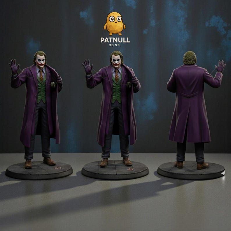 Peut inclure: Figurine imprim&eacute;e en 3D du personnage du Joker, v&ecirc;tu d'un manteau violet, d'un gilet vert et d'un pantalon gris. La figurine est pos&eacute;e sur une base circulaire. L'image comprend le logo Patnull 3D STL.