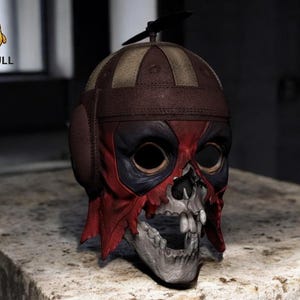 Può includere: Una dettagliata maschera a teschio stampata in 3D con un design a cappello da pilota. La maschera presenta una combinazione di colori rosso, nero e marrone, con un'elica sulla parte superiore. La mascella del teschio è visibile e la maschera ha copri orecchie.