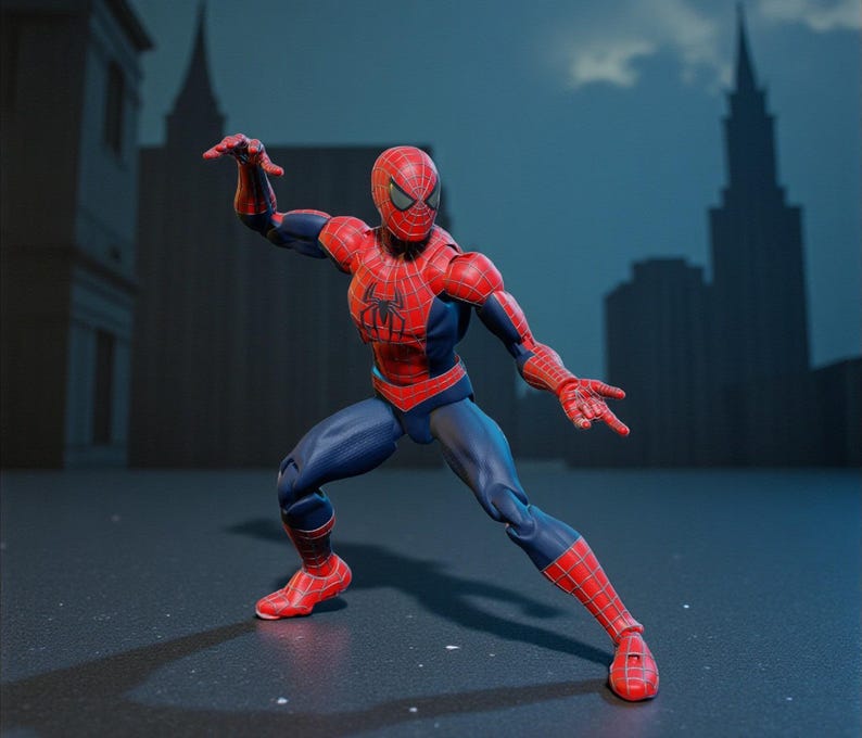 K&ouml;nnte beinhalten: Eine Spider-Man-Actionfigur in dynamischer Pose vor einer Stadtkulisse. Die Figur tr&auml;gt ein rot-blaues Kost&uuml;m mit Spinnennetzdetails und zeigt ein klassisches Superhelden-Design. Die Figur ist etwa 15 cm gro&szlig;.