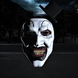 Könnte beinhalten: Eine weiß-schwarze Clownsmaske mit einem finsteren Grinsen, rot umrandeten Augen und einem schwarzen Zylinder. Die Maske hat übertriebene Merkmale und ist vor einem dunklen, ominösen Hintergrund platziert, perfekt für Halloween oder Kostümpartys.
