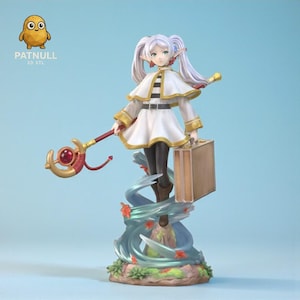 Puede incluir: Figura detallada de un personaje femenino con pelo largo blanco, vestida con un vestido blanco con ribete negro y dorado, sosteniendo un bastón y una maleta. La figura está sobre una base con detalles de agua y hojas. El logo Patnull 3D STL está en la esquina superior izquierda.