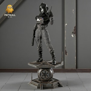 Op de afbeelding: Gedetailleerd beeldje van een Star Wars TIE fighter piloot in een grijs uniform, helm en laarzen, met een blaster en een communicator. Het beeldje staat op een meerlaagse standaard met het symbool van het Galactische Rijk. Het logo "PATNULL 3D STL" staat linksboven.