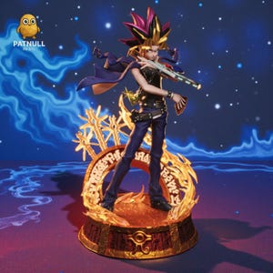 Könnte beinhalten: Detaillierte Figur einer Figur aus der Anime-Serie Yu-Gi-Oh!. Die Figur steht auf einem feurigen Sockel mit aufwendigen Details, trägt eine schwarze Weste, blaue Hose und hält eine Karte. Der Hintergrund ist dunkelblau mit stilisierten Wolken.