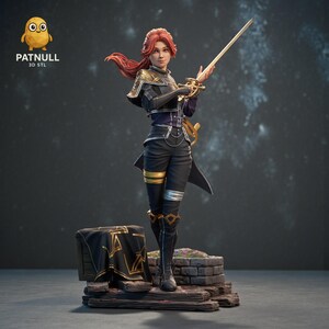Puede incluir: Figura impresa en 3D de un personaje femenino con cabello rojo, vestida con un atuendo negro y dorado, sosteniendo una espada. La figura est&aacute; sobre una base de madera con una estructura de piedra y una tela negra con dise&ntilde;os geom&eacute;tricos dorados.