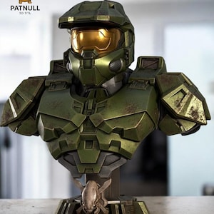 以下が含まれることがあります： 緑と金のスパルタンヘルメットとアーマーの精巧なバスト。バイザーとショルダーパッドが特徴です。 バストは詳細なエンブレムが付いたベースに取り付けられています。 ロゴ「PATNULL 3D STL」が左上に表示されています。