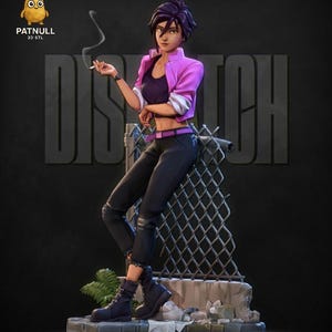 Könnte beinhalten: Eine 3D-gedruckte Figur einer Frau in einer rosa Jacke, schwarzer Hose und Stiefeln, die sich an einen Maschendrahtzaun lehnt. Sie hält eine Zigarette. Das Wort "DISPATCH" ist im Hintergrund. Die Figur steht auf einem Sockel mit Trümmern.