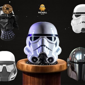 Puede incluir: Una colección de cascos de personajes de Star Wars, incluyendo Darth Vader, un Stormtrooper y un casco mandaloriano. Los cascos son blancos, negros y plateados, y se muestran sobre un fondo oscuro con algunas estrellas. Los cascos están impresos en 3D.