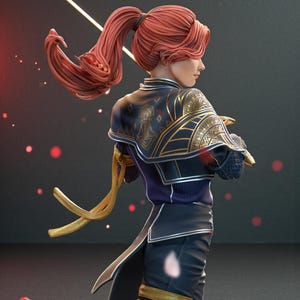 Puede incluir: Escultura detallada de una persona con cabello rojo en una cola de caballo, vistiendo un atuendo azul oscuro y dorado. El atuendo presenta intrincados patrones dorados en los hombros y las mangas. El fondo es oscuro con reflejos rojos.