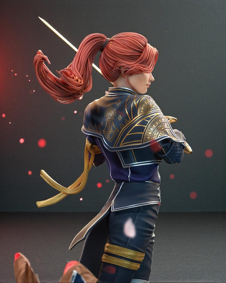 Puede incluir: Escultura detallada de una persona con cabello rojo en una cola de caballo, vistiendo un atuendo azul oscuro y dorado. El atuendo presenta intrincados patrones dorados en los hombros y las mangas. El fondo es oscuro con reflejos rojos.