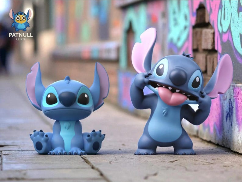 K&ouml;nnte beinhalten: Zwei blaue Stitch-Figuren. Eine sitzt mit ausgestreckten Pfoten, die andere steht und zieht an ihren Ohren. Die Figuren haben gro&szlig;e Augen und rosa Innenohren. Der Hintergrund ist eine verschwommene Stra&szlig;enszene.
