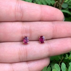 Orecchini a bottone con rubino da laboratorio / Orecchini a bottone in argento sterling / Pietra portafortuna di luglio / Regalo per lei