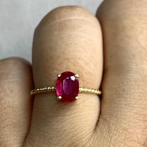 Bague minimaliste en rubis | Argent sterling 925 | Pierre de naissance de juillet | Pierre précieuse rouge ovale | Cadeau pour elle