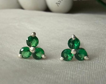 Pendientes de botón con trío de esmeraldas / Plata de ley 925 / Diseño minimalista de tres piedras / Piedra de nacimiento de mayo