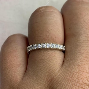 Peut inclure: Une tasse en céramique blanche avec une anse noire et le texte "But First, Coffee" en gras noir. La tasse est posée sur un fond flou. La tasse mesure environ 10 cm de hauteur.