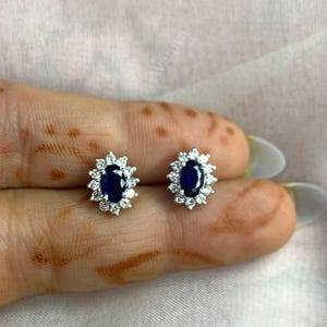 Blauer Saphir und Moissanit Halo Ohrstecker | 925er Silber | Elegantes Minimal Schmuck