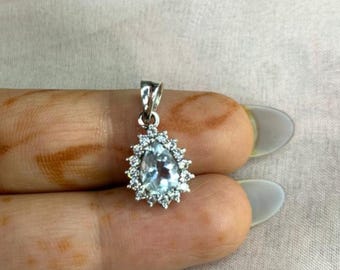 Collar con colgante de halo de moissanita y aguamarina natural / Plata de ley 925 / Forma de pera / Piedra natal de marzo
