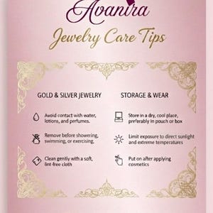 Puede incluir: Una gu&iacute;a de consejos para el cuidado de joyas en rosa y dorado de Avanira. La gu&iacute;a proporciona instrucciones sobre c&oacute;mo cuidar las joyas de oro y plata, incluyendo evitar el contacto con el agua y guardarlas en un lugar seco. El texto tambi&eacute;n dice "Gracias por elegir Avanira."