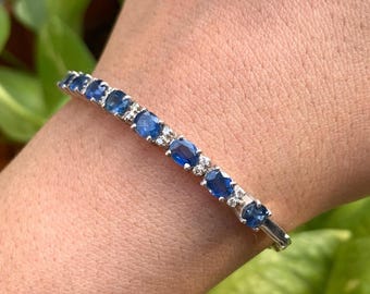 Pulsera de media caña de zafiro azul y moissanita / Plata de ley 925 / Piedra de nacimiento de septiembre
