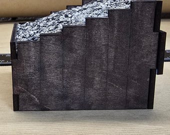 Handgefertigter Prellbock mit Schotterbett aus Holz