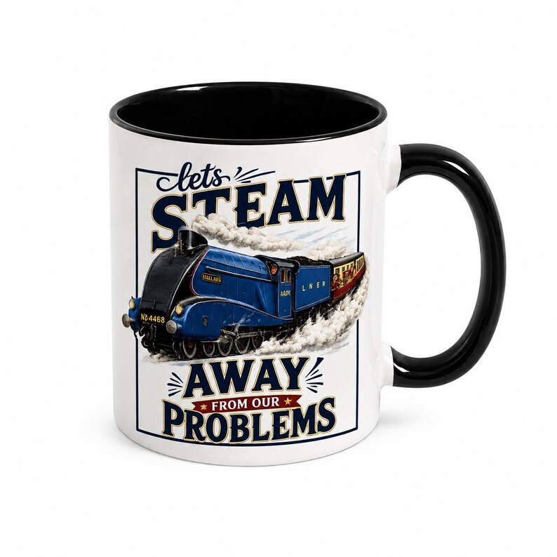 Puede incluir: Una taza de cer&aacute;mica blanca con interior y asa negros, que presenta un gr&aacute;fico de una locomotora de vapor azul y el texto "lets STEAM AWAY FROM OUR PROBLEMS" impreso en letras de color azul oscuro y rojo en la parte frontal de la taza.