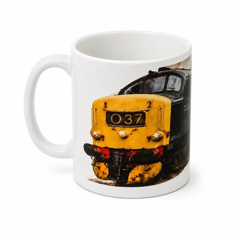Peut inclure: Un mug en c&eacute;ramique blanche orn&eacute; d'une illustration d&eacute;taill&eacute;e d'une locomotive diesel. Le train pr&eacute;sente une face avant jaune pro&eacute;minente avec le num&eacute;ro 037 affich&eacute; dans un cadre rectangulaire noir, ainsi que des phares circulaires et des tampons rouges.