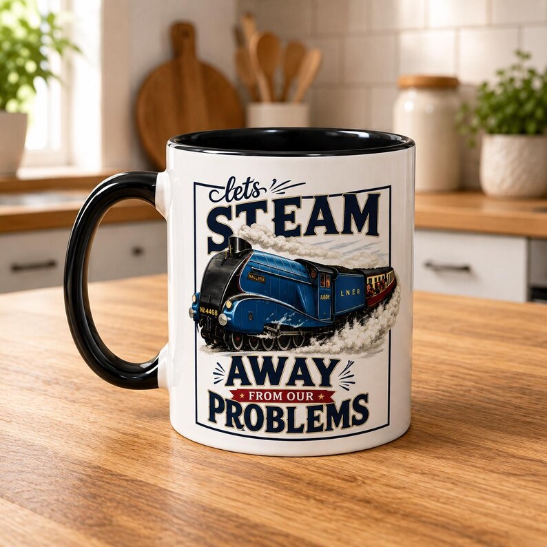Puede incluir: Una taza de cer&aacute;mica blanca con asa e interior negros, que presenta un gr&aacute;fico de una locomotora de vapor azul. El texto "lets STEAM AWAY FROM OUR PROBLEMS" aparece en letras de color azul oscuro y rojo, rodeado de nubes de vapor blancas.