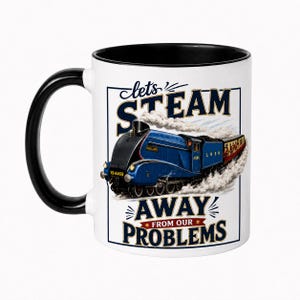 Puede incluir: Una taza de cer&aacute;mica blanca con asa e interior negros, que presenta un gr&aacute;fico de una locomotora de vapor azul LNER rodeada de humo blanco. El texto "lets STEAM AWAY FROM OUR PROBLEMS" aparece en letras azules y negras con detalles en rojo.