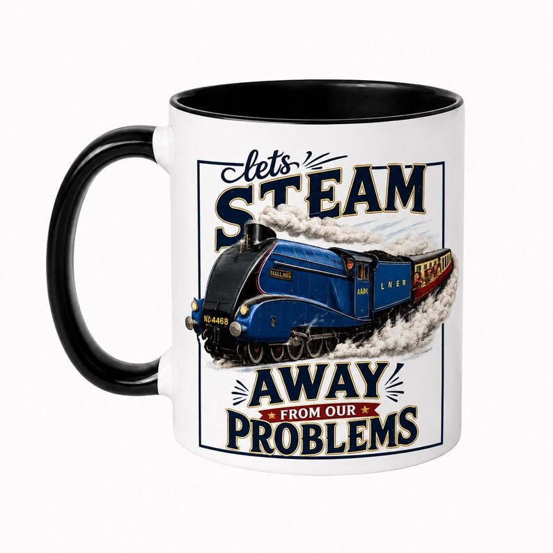 Puede incluir: Una taza de cer&aacute;mica blanca con asa e interior negros, que presenta un gr&aacute;fico de una locomotora de vapor azul LNER rodeada de humo blanco. El texto "lets STEAM AWAY FROM OUR PROBLEMS" aparece en letras azules y negras con detalles en rojo.