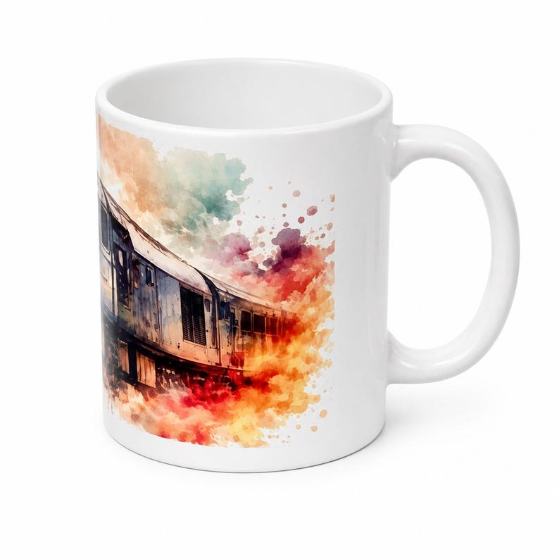 Peut inclure: Un mug en c&eacute;ramique blanche orn&eacute; d'une illustration de train style aquarelle. Le motif repr&eacute;sente une voiture de train dans des tons de bleu et de gris, entour&eacute;e d'&eacute;claboussures de peinture abstraites et vives orange, rouge, jaune et bleu sarcelle.