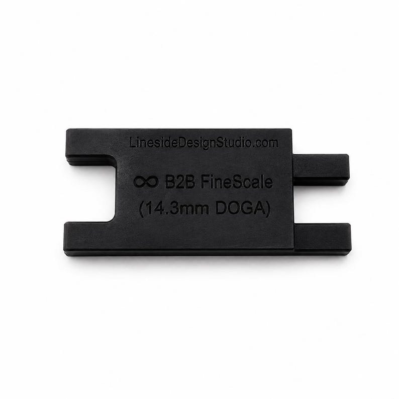 Peut inclure: Un outil de mesure en plastique noir avec un corps rectangulaire et deux extr&eacute;mit&eacute;s crant&eacute;es. Le texte LinesideDesignStudio.com, un symbole infini, B2B FineScale et (14.3mm DOGA) sont imprim&eacute;s en noir sur la face avant de l'objet.