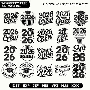 Può includere: Una collezione di file di ricamo in bianco e nero per macchina, con temi di laurea. I disegni includono l'anno "2026" con frasi come "Crew", "Graduate" e "Grad". Disponibili in sette misure, da 10,16 cm a 17,78 cm.