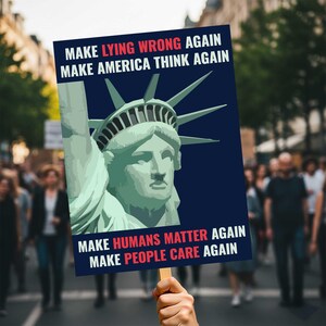 Może przedstawiać: Transparent protestacyjny z ilustracją Statuy Wolności. Transparent jest trzymany przez osobę w tłumie. Tekst na transparencie brzmi: "MAKE LYING WRONG AGAIN, MAKE AMERICA THINK AGAIN, MAKE HUMANS MATTER AGAIN, MAKE PEOPLE CARE AGAIN." Tło jest ciemnoniebieskie.