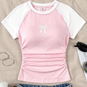 Top corto raglan a blocchi di colore blu e bianco, maglietta con stampa a fiocco e vita arricciata