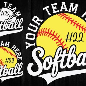 Pode incluir: Design gráfico com uma bola de softball amarela com costuras vermelhas e o texto branco "YOUR TEAM HERE Softball #22". O design é definido contra um fundo escuro com grão de madeira.