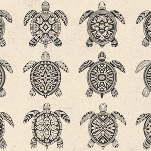 Puede incluir: Una colección de doce ilustraciones de tortugas en blanco y negro con diseños intrincados y simétricos en sus caparazones. Las tortugas están dispuestas sobre un fondo beige texturizado, mostrando una variedad de patrones y estilos.