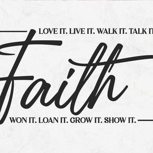 Könnte beinhalten: Schwarz-weißes Grafikdesign mit dem Wort "Faith" in Schreibschrift, umrahmt von einem schwarzen Rechteck. Der Text "LOVE IT. LIVE IT. WALK IT. TALK IT. WON IT. LOAN IT. GROW IT. SHOW IT." ist ebenfalls enthalten.